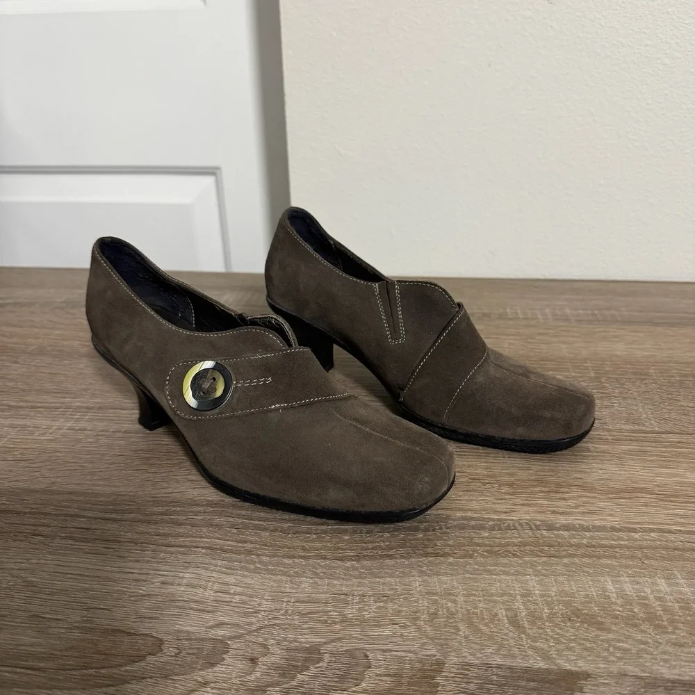 La Canadienne Brown Suede Waterproof Pumps Square Toe Button Accent 6.5 M Canada